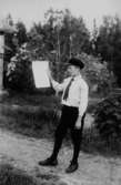 En skolpojke med diplom.
Sven Erik Olsson efter skolavslutningen den 15 juni 1929.