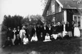 Gruppbild. Bostadshus i bakgrunden.
Blåbandsföreningens medlemmar på utflykt i Stortorp, hos Filip Franzén.