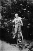 En flicka med cykel.
Sonja Andersson
