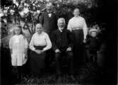 Släkgrupp, 6 personer.
Eventuellt Pettersson i Mogetorp, två äldre generationer.
Bilden tagen i början av 1920-talet.