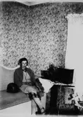 Rumsinteriör, en flicka.
Karin Eklöf lyssnar på radion.
Bilden tagen i slutet av 1930-talet.