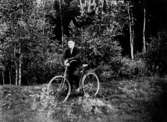 En man med cykel.
John Sundkvist