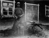 Slakt,  en man och en kalv framför en byggnad.
Slaktaren Robert Johansson.