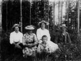 Gruppbild fem personer i gröngräset.
Till höger Andersson i Lövdalen, andra från vänster Anna, Anderssons hushållerska.
Pojken Bertil Lindby.