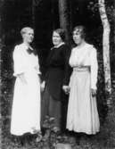 Två flickor och en kvinna.
Till vänster Astrid Lindkvist.