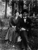 Ett par.
Karl Karlsson med fru.