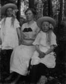 En kvinna och två flickor.
Fru Sigrid Thunberg med döttrarna.