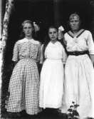 Tre flickor.
Till höger Anna Andersson, Bostället.