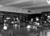 Några besökare på Örebro Stdsbibliotek vid tiden för invigningen 2 april 1932.