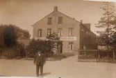 Hesekillegatan- J F Hellmansgatan, kvarteret Vesslan foto av fabriksbyggnad Trelleborgs Velocipedfabrik från söder mot norr å tomt nummer 1 2/8 1930, i förgrunden sotaren Hansson, 89:1001, negativ 11111, fastigheten uppförd 1898 av Hullins Möbelfabrik. Genom offentlig auktion 11/2 1902 inropades den av grosshandlare J M Streiffert i Malmö för 11800:-. Fastigheten såldes 5/9 1903 till grosshandlare Österling Malmö för 16000:-. Den nye ägaren skall tillverka piskar och liknande artiklar, Vesslan 1 stg 963, Vesslan 4