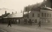 Hörnan Östergatan Kontinentgatan sydöst kvarteret Österbro, 26/2 1931, Bokhandelshuset butiksingången, till höger på andra våningen hade bokhandlaren ??? sin bostad ??? huset revs 4/3 1931, 15314, skänkt av rådman Jungbeck 1931.