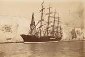 Segelfartyg Preussen, Dovers klippor i bakgrunden, foto av G T Amos fine art gallery Snargate 8 Dover.