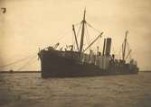 Ångbåten Sverige, tungt lastad med trävirke.