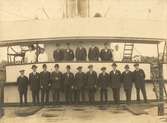 S/S Gothia, gruppfoto på däck, 19 personer, foto: Oskar W Olsson.