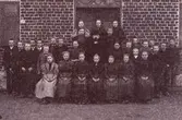 Konfirmandgrupp 1896, överst från vänster Fru Hilda Blom född Mårtensson, Alma Nordenberg, Ella Feuk dotter till kyrkoherde G A Feuk i Västra Ingelstad Pastor A M Nordenberg (i mitten).