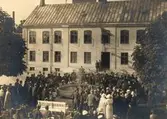 Gamla Torg Trelleborg 1922 fontänen ”prästens badkar” invigs, ”den 12:te augusti år 1922 inviges den utaf Trelleborgs förskönings och  planteringsförening skänkta fontänen på gamla torget i Trelleborg. Grosshandlare Johan Kock öferlämnar fontänen till staden och Boktryckaren Nils Andersson mottager densamma å stadens vägnar. Stadsfullmäktige ordf. vice häradshövd. Synes å bilden(iklädd grå överrock och svart rundkullig hatt, under framhjulet av andra cykeln från höger, negnr. 3492, 3942?