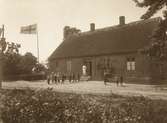 Markie skola med halmtak i Anderslöv, barnen leker framför skolan,  10536, foto: Bengtsson Trelleborg.