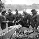En grupp män samtalar vid fiskeutrustning  den 29 september.