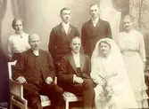 Eskil Johansson med hustru Judith Vickström. 1. Syster till brudgummen. 2. Kyrkoherde Gottfrid Klingner. 3. Arvid Vickström. 4. Ragnar Johansson. 5. Signe Johansson.