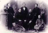 A.J. Lindgren och fru Gustava Lindgren sittande. Anna, Magnus, & Maria stående. Alse sittande. Mårten liggande.