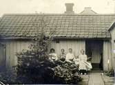 Framför Nilssonska bageriet. Från höger: Thyra Larsson, Karin Larsson, gift Roos, Maria Larsson (mor till den förra) 