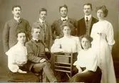 Stående: Carl Nykvist, Andersson (Stekis), okänd, Larsson,Thora Fahlström. Sittande: Gerda Sköld, Gustav Fahlström, Agnes Nilsson, Olga Viberg.