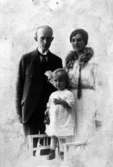 Familjen Millqvist. Johan med fru och dottern Gullan.