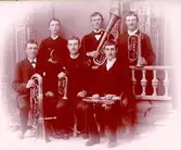 Järnvägsmännens musikkår. Fr. vänster: stående: tågm. Per Sköld, tågm. Carl Noring och stationsskr. Oskar Gustafsson. Sittande: kontorist Erik Larsson, stationsskr. Rick. Sahlgren och kond. Albin Sahlgren.