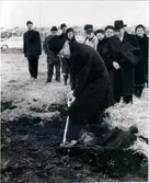 Första spadtaget till Fredriksbergskyrkan. 
1. kyrkoherde Rudolf Johansson, 2 arkitekt Stig Morud, 3 Uno Lindberg, 4 Eric Häger, 5 diak. Britta Johansson, 6 Åke Engdahl, 7 okänd, 8 Svea Johansson, 9 Stina Sahlström, 10 kyrkoh. Folke Almegård, 11 Greta Pettersson.