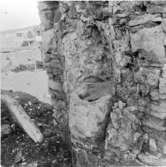 Östligaste pelaren i norra sidoskeppets södra mur med vigvattenskar från nordväst.