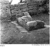 Drottning Katarinas tumba före det kringliggande golvets framtagande.