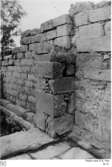 Murklacken s. om dörröppningen i muren mellan nordöstra kapellet och norra koret från nordväst.