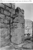 Murklacken s. om dörröppningen i muren mellan nordöstra kapellet och norra koret från nordost.
