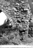 Östligaste pelaren i mittskeppets nordmur från sydsydost under utgrävningen.