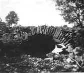 Välvd stenbro.