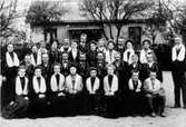 Logenmöte Göteve klippa framför gamla skolan. Övre raden: Alida Hallberg, Augusta Hallberg, Edla Glansén, Olga Hermansson, Hulda Sjöström, Anna Alexandersson, Anna Jonsson, Elvira Alexandersson, Alfred Karlsson, Georg Glansén, Johan Glansén, Karl Johnsson, Karl Fransson, Mårten Johnsson (stående bredvid). Mittenraden: Gottfrid Andersson, Alfred Andersson, Karl Hallberg, J.A. Ljunggren, Karl Kvist, Amandus Andersson, Frans Hallén, Gustaf Glans. Nedersta raden: Amanda Lundqvist, Natalia Fransson, Hilda Jonsson, Maria Lagergren, Hilda Kjellberg, Hilda Lagergren, Erik Andersson, Karl Lagergren.