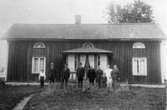 Klockaregården. Huset revs 1925. Einar J., Fredrik J., Klas G., Fritz G., Gustav och Johanna Elvira G., Elin G., Vera J., Ragnar.