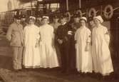 Gruppfoto av Röda Korsetpersonal, kvinnor och män, Dr. Hedenlundh framför. Fotot taget i samband med krigsfångeutväxlingen under första världskriget 1914-18.
