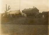 Lantbruksmötet i Trelleborg 1904, tältservering, 3660, stadsparken, i bakgrunden Centralskolans äldsta byggnad, 70:2853.