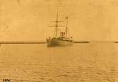Konung Oscar II:s besök den 4 augusti 1890 i Trelleborg,chefsfartyget Drott med konungen ombord inlöper i hamnen, 3830, 70:2701.