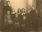 Lärarinnan fru Johansson med skolklass, Kyrkoköpinge skola.