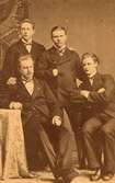 Gruppfoto ateljé, stående Christoffer Pettersson, Severin Ekman, sittande Anders Pettersson, Anders Ohlsson-Lindhfoto: Carl de Sharengrad östergatan 39 Malmö, bilden tagen innan 1878 efter 1872.