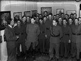 Intendent Nils Ålenius visar Olof Thunmans konstutställning för en grupp militärer, Upplands nation, Uppsala 1942