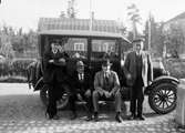 Fyra män vid en Ford