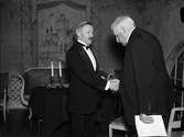 Landshövding Sigfrid Linnér skakar hand med redaktör Axel Johansson, Uppsala 1940