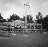 Några människor håller på och bygger i folketspark i Huskvarna.
