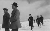 Isvintern 1924, på väg ut till Isbrytaren II och Gustaf V, 1 generaldirektör Granholm, 2 befälhavaren å Drotnning Viktoria kapten Eriksson.