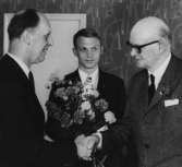 Tullförvaltare Bertil Magnusson och kammarskrivare Hans Nordin, avtackade på onsdagen förste kontoristen Carl Frick efter 44 års tjänst vid Tullkammaren, 15/5-21/5-1966