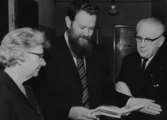 Bokens dag i Anderslöv, från vänster bibliotikarie Tora Nilsson, författaren Bengt Sjöberg samt ordförande bankdirektör Karl Larsson, före 1/6-1964.