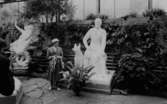 Foto taget vi Axel Ebbes konsthalls 25-årsjubileum 9/6 1960. 
Lillemor Ebbe stående vid statyn av Rutger McLean.